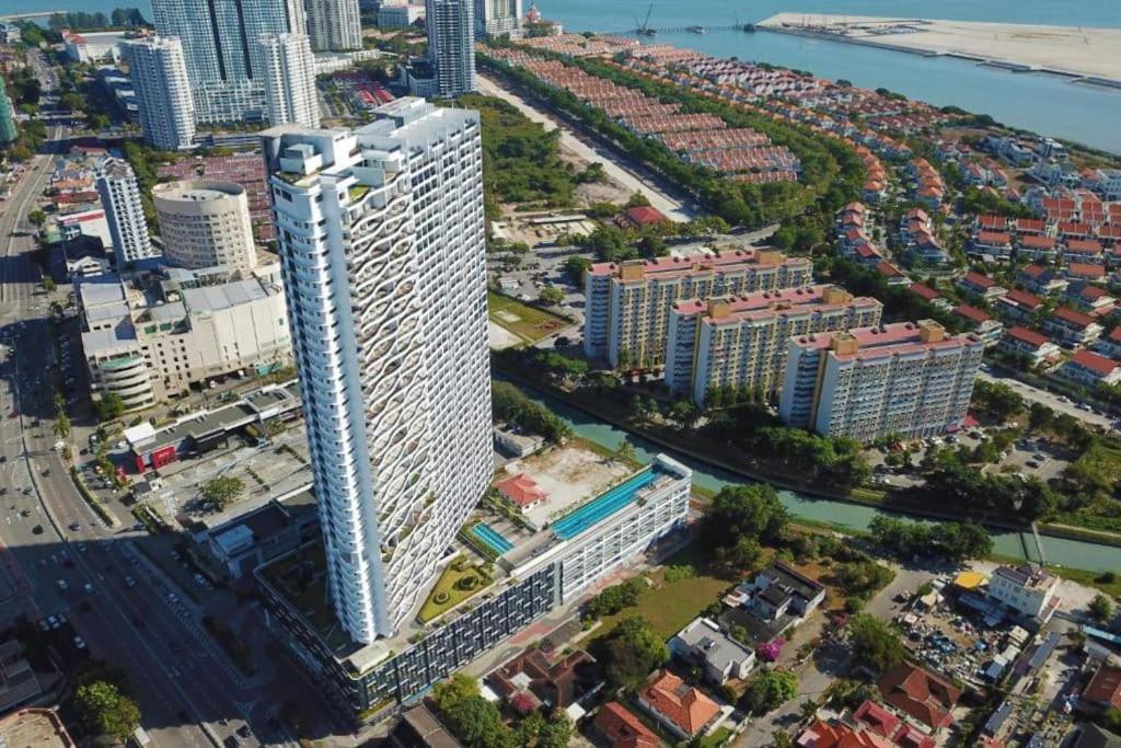 Deluxe Seaview Suite Twin Bed By The Only Bnb Tanjung Tokong Exterior photo