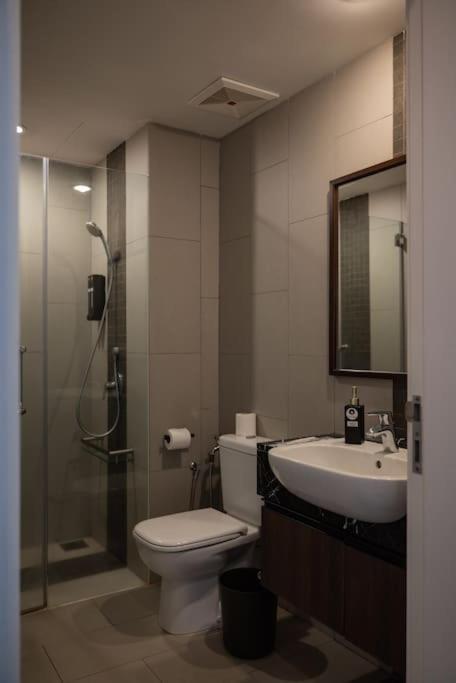 Deluxe Seaview Suite Twin Bed By The Only Bnb Tanjung Tokong Exterior photo